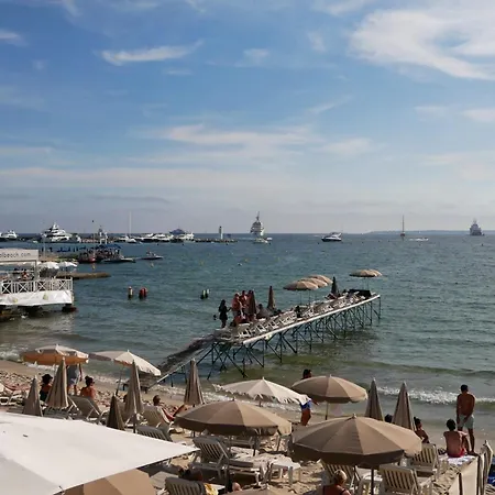 Pleasant With View Sea Beaches Антиб